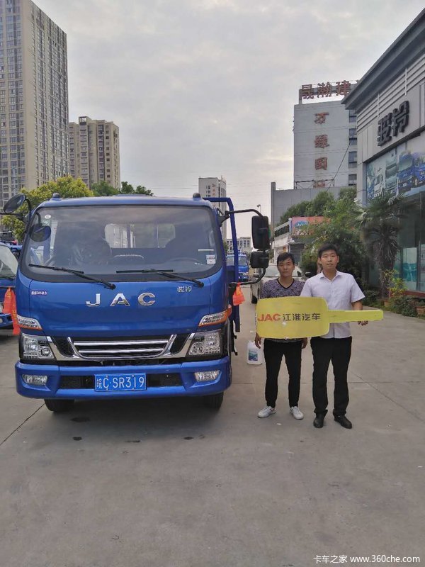 恭喜方总喜提1台骏铃V6载货车成功交付客户