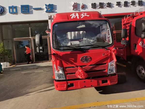 优惠促销虎VR厢式运输车，意向客户进店咨询