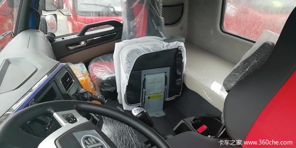 恭喜候老板 喜提龙VH半高顶9.65米箱式货车