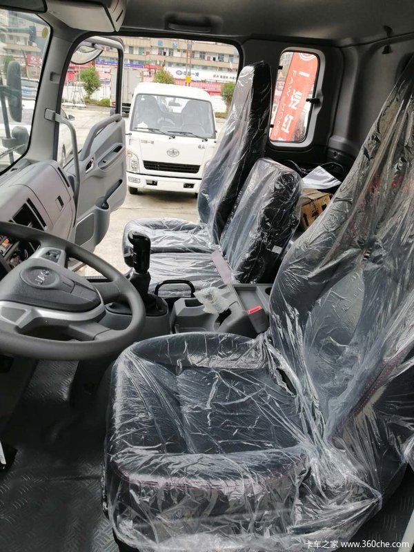 骏铃v8长轴距气囊皮座椅200l超大油箱