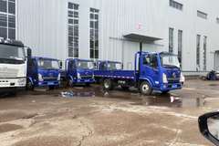 陕汽德龙轻卡4.2米平板载货车型已到店