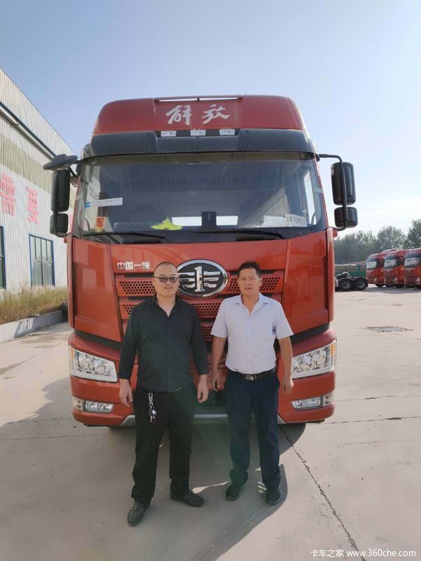 聊城先锋1台解放J6P420马力牵引车成功交付客户