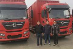 2台东风天锦KR245马力9.8米大单桥箱式车成功交付客户