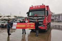 江淮格尔发A5W300潍柴8*2载货车底盘交车活动