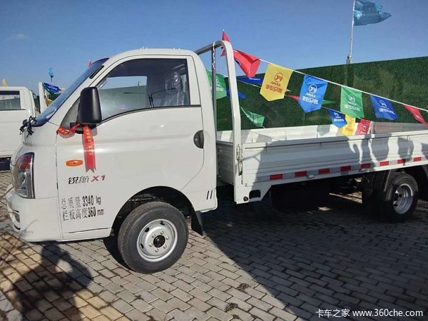 锐航X1车型，有柴油版和汽油版，排量可分1.5和2.0