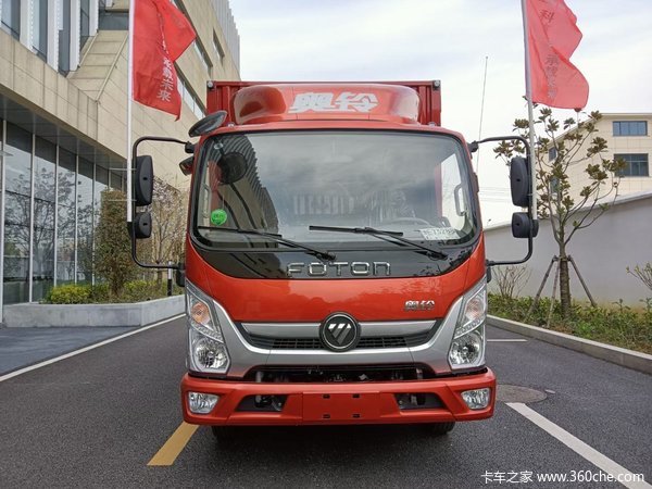 奥铃速运国六新车到店 新老客户前来选购