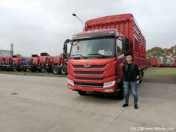 上海德隆1台龙V仓栏载货车成功交付客户