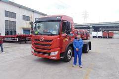 上海德隆1台龙V单驱牵引车成功交付客户