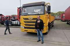 上海德隆1台龙V180马力载货车成功交付客户