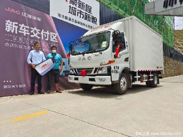 临沧江淮骏铃V6德威156匹马力排半厢式轻卡降价了