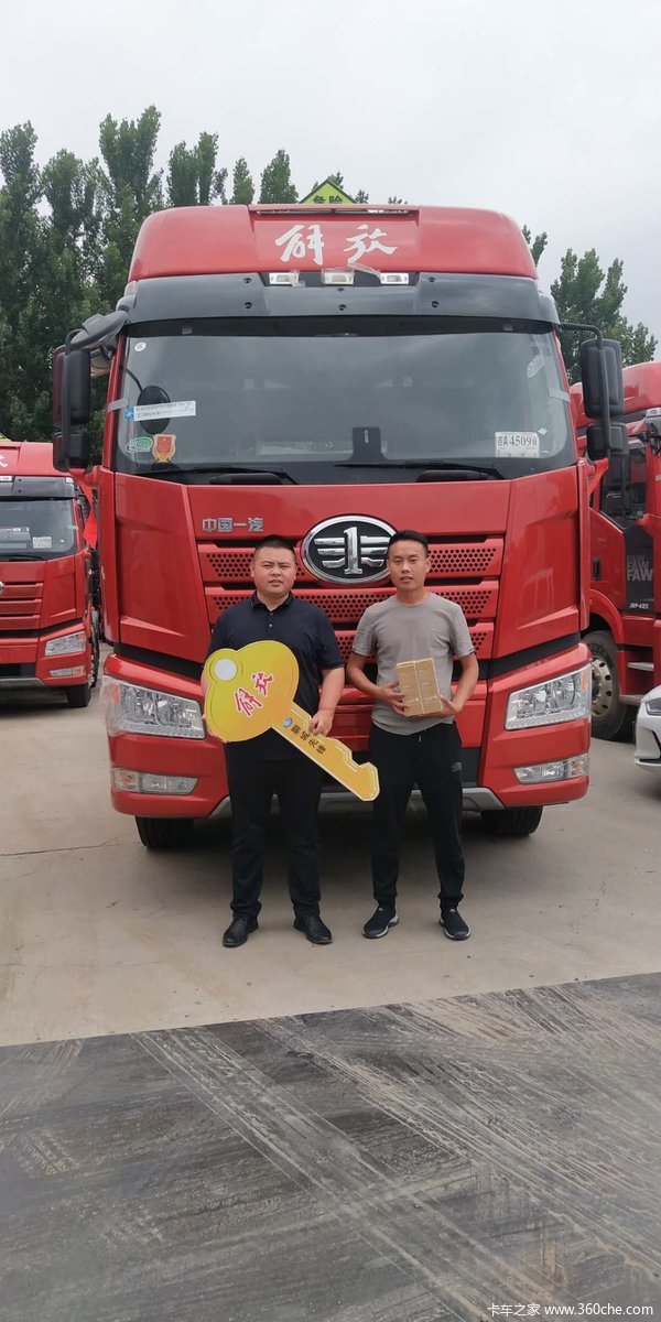 1台解放J6P420马力危险品牵引车在聊城先锋成功交付客户