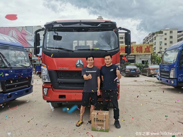 恭喜邱总喜提重汽王系新车，祝生意兴隆