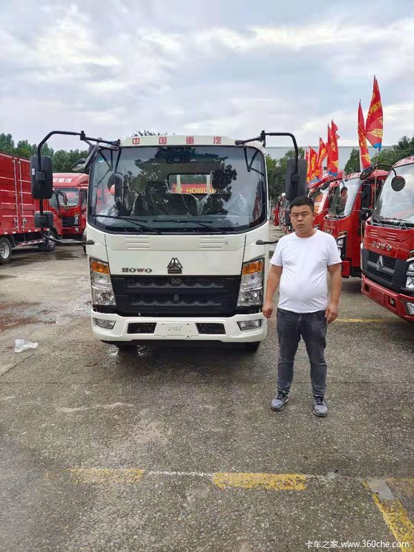 4台统帅载货车成功交付客户,客户的满意是我们服务的宗旨