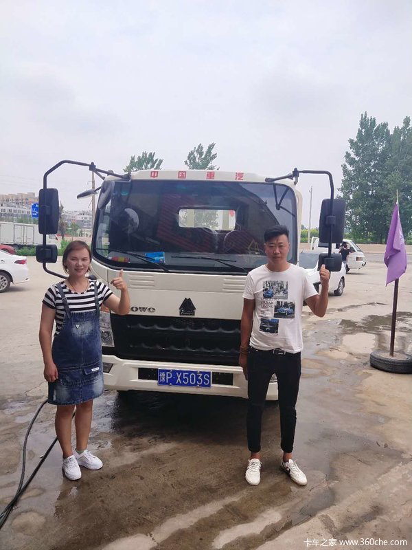 4台统帅载货车成功交付客户,客户的满意是我们服务的宗旨