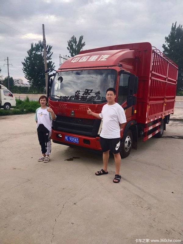 4台统帅载货车成功交付客户,客户的满意是我们服务的宗旨