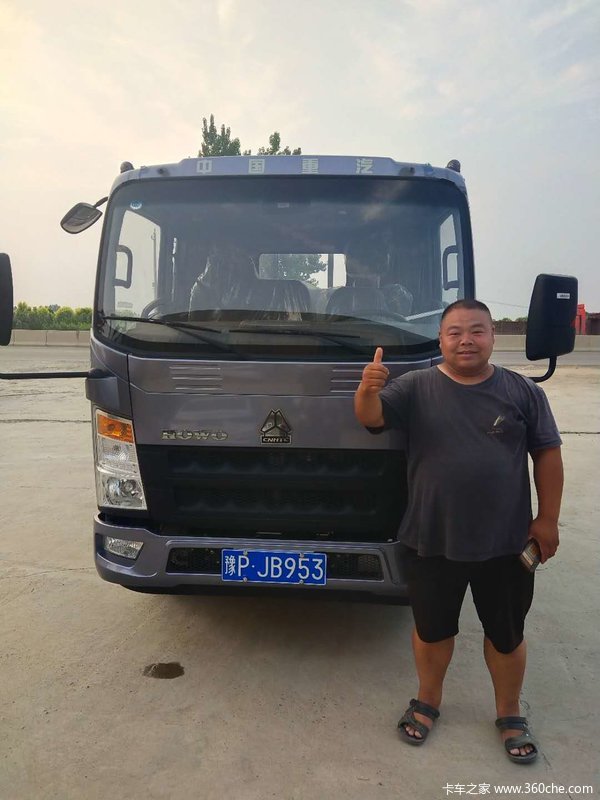 4台统帅载货车成功交付客户,客户的满意是我们服务的宗旨