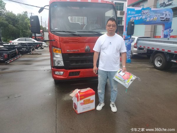 恭喜刘总 喜提中国重汽豪沃统帅载货车