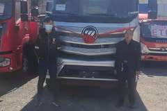 福田汽车销售经理杜伟龙恭喜李哥，喜提爱车！