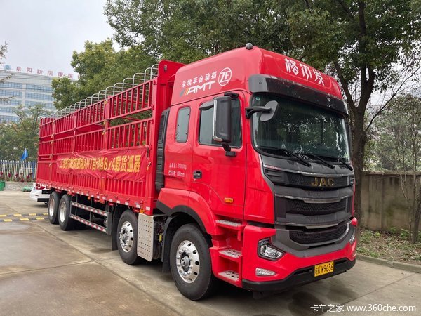 格尔发国六8×4福康490马力，采埃孚自动挡，9.5米货箱。
