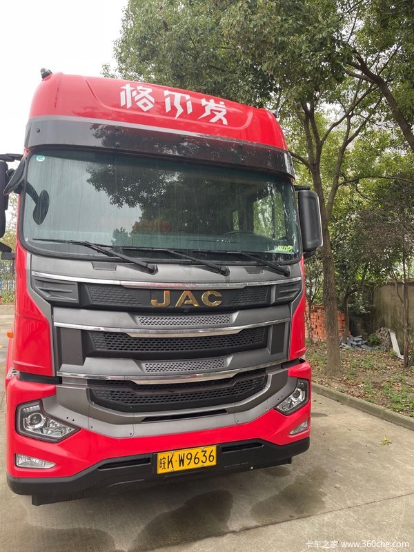 格尔发国六8×4福康490马力，采埃孚自动挡，9.5米货箱。