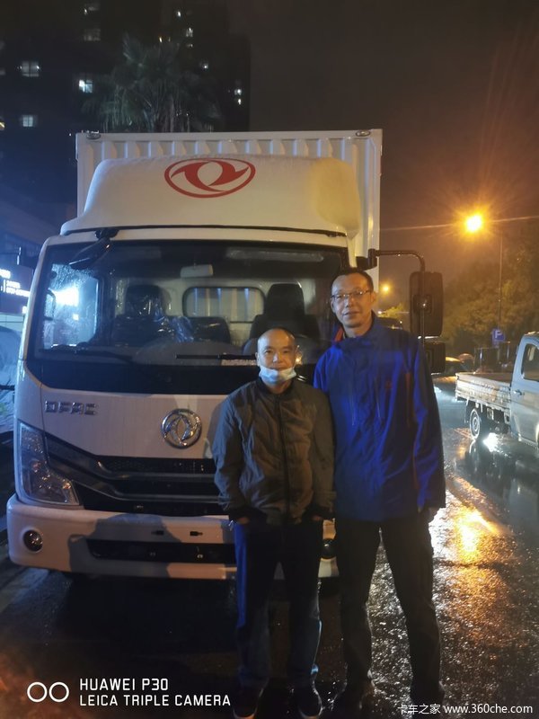 恭喜两位老板 喜提多利卡D6载货车 黄金万两