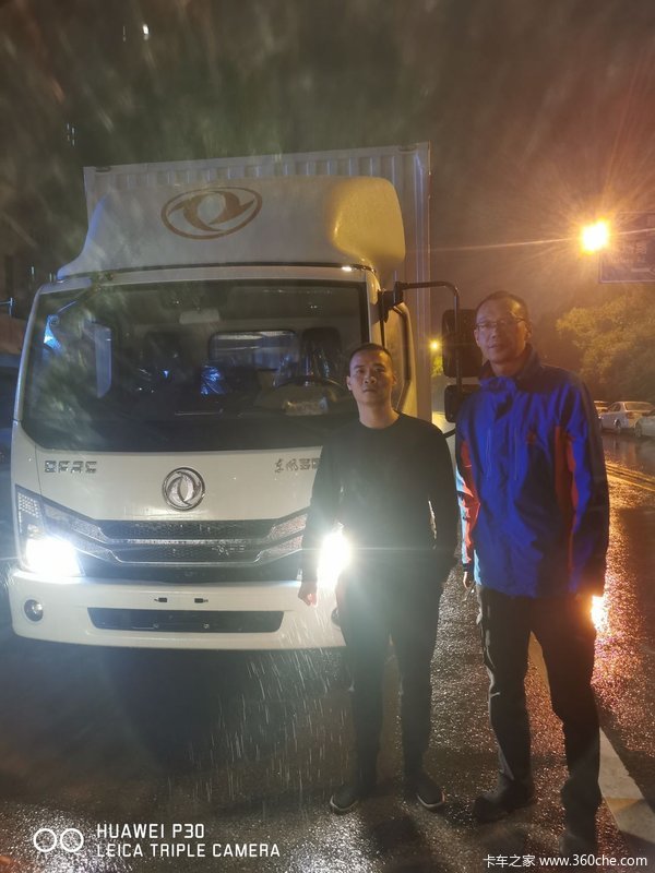 恭喜两位老板 喜提多利卡D6载货车 黄金万两