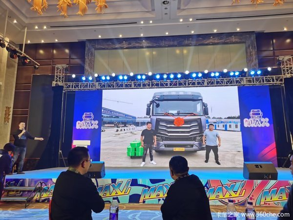 中国重汽在周口首台HOWO Max牵引车成功交付客户