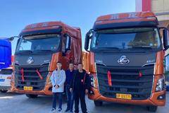 抚州南城4S店2台乘龙H7牵引车成功交付客户