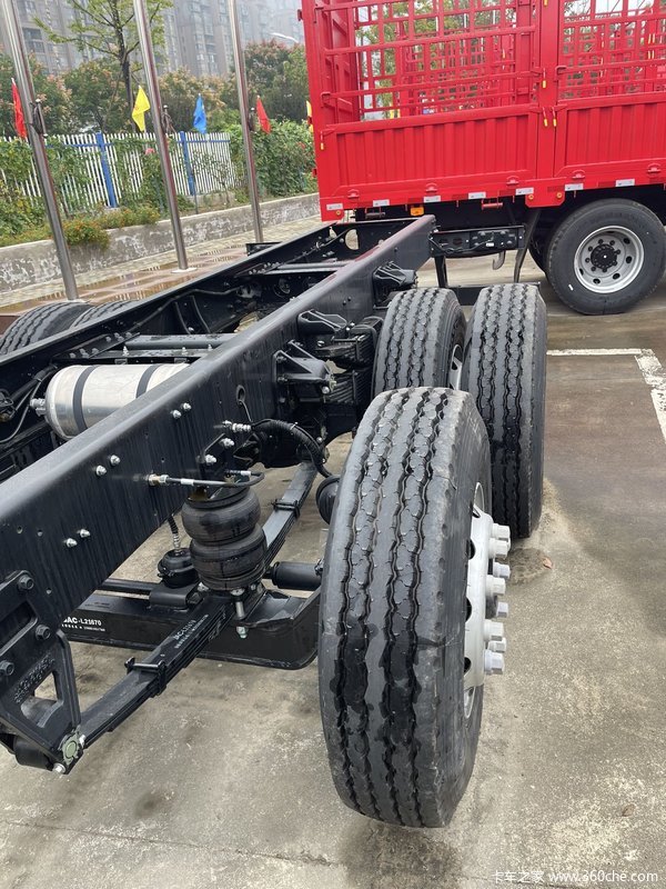 格尔发国六8×2A5W玉柴350马力，法士特9档，9.6米货箱。