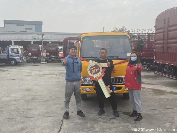 恭喜王哥 ，喜提骏铃E3载货车。恭喜你对四川润通汽车的支持。