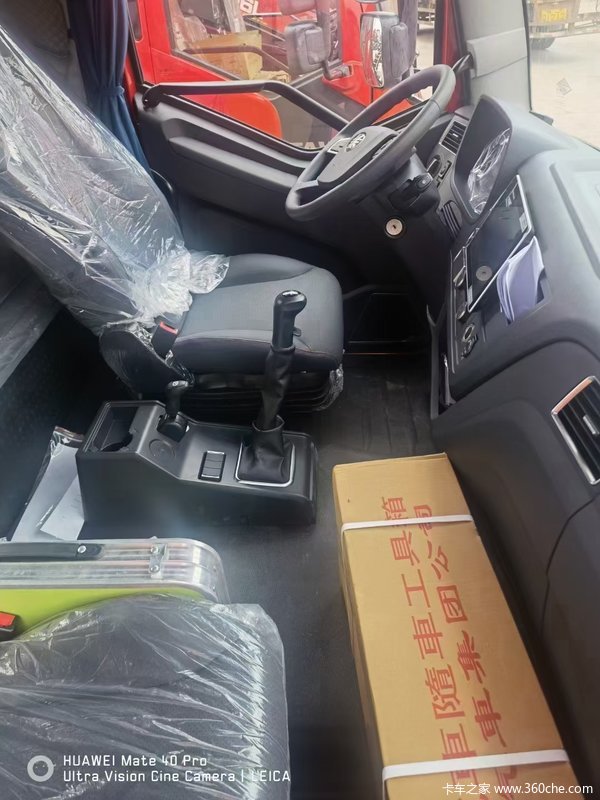 一汽解放j6l中卡尊享版260马力4x2675米仓栅式载货车