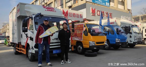 恭喜王老板喜提凯威中体双排6人座一辆,祝老板生意兴隆,财源广进!