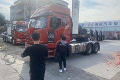 1台解放J6P牵引车成功交付客户，感谢谢总支持