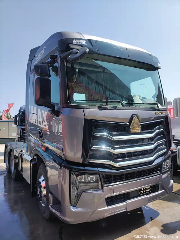 中国重汽豪沃max国六牵引车新车到店
