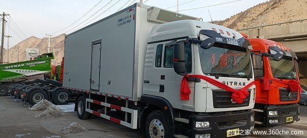 中国重汽汕德卡6.8米载货冷藏车已到货
