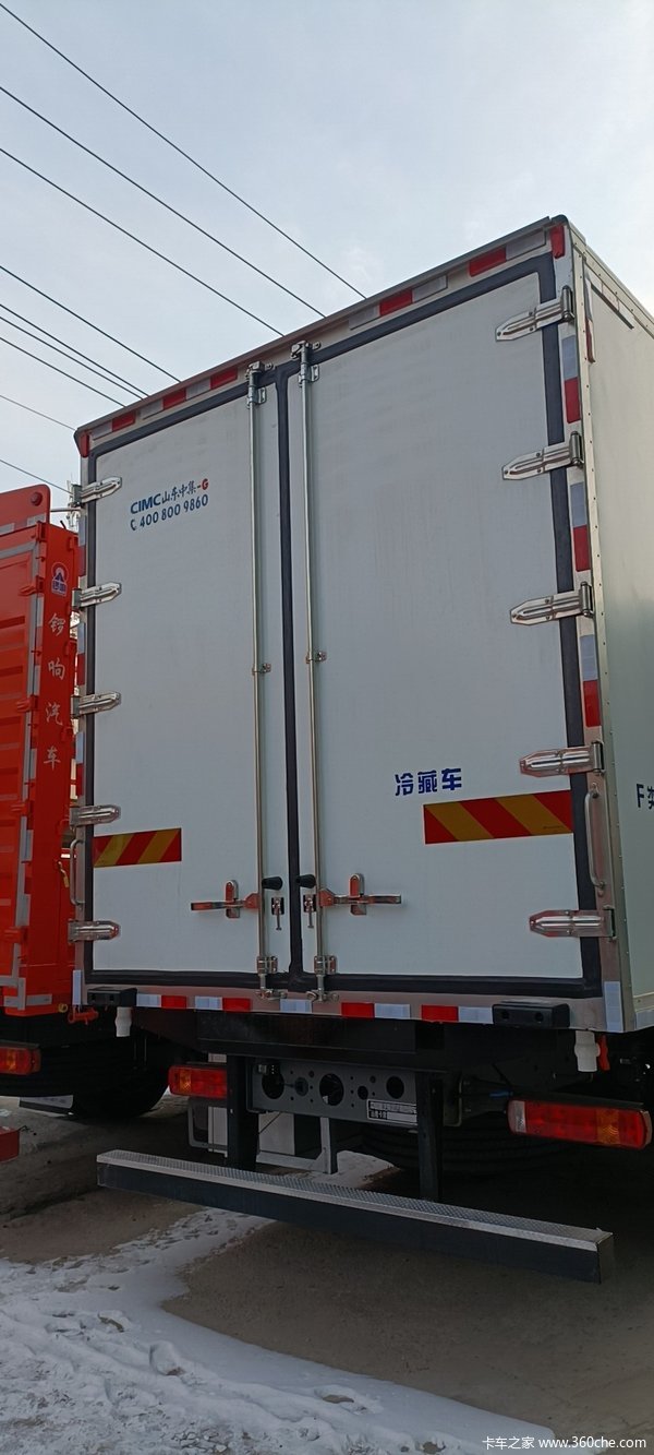 中国重汽汕德卡6.8米载货冷藏车已到货