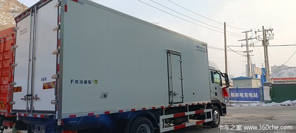 中国重汽汕德卡6.8米载货冷藏车已到货