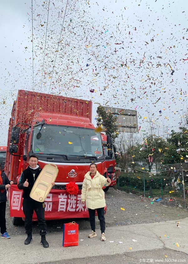 乘龙74方单桥厢式货车今日交付张总，交车只是开始，服务永不止步
