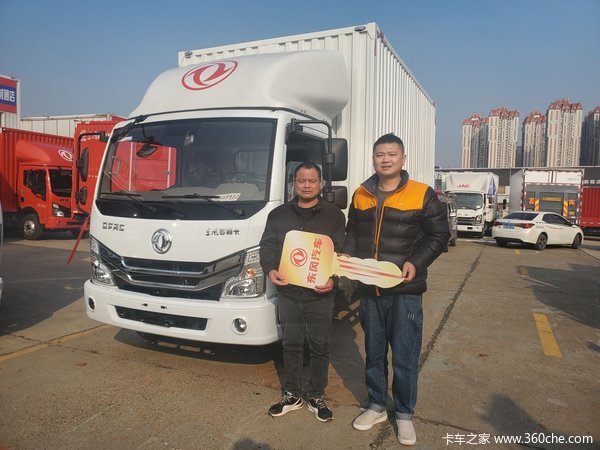 2台多利卡D6载货车成功交付客户 财源滚滚