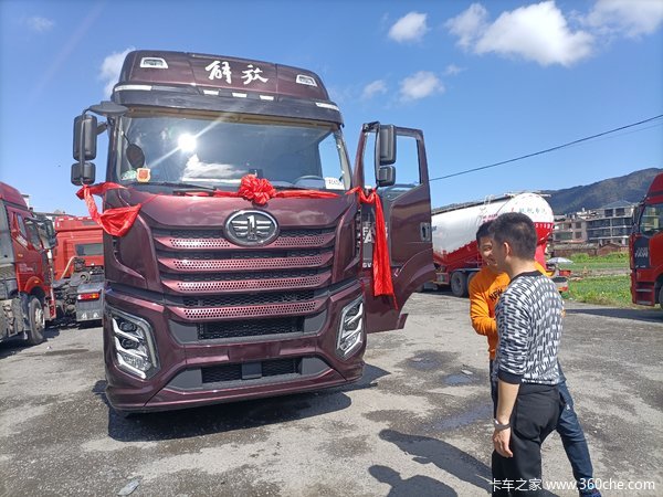 2022款解放J6V质惠版平地板牵引车,舒适、可靠
