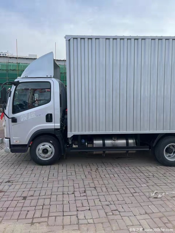 解放轻卡高端领途自动挡;宽体2.3米,车厢长4.2米箱货现车一台