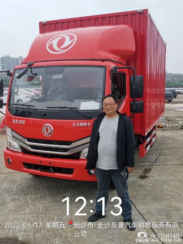 恭喜两位老板 喜提多利卡D6载货车 财源滚滚