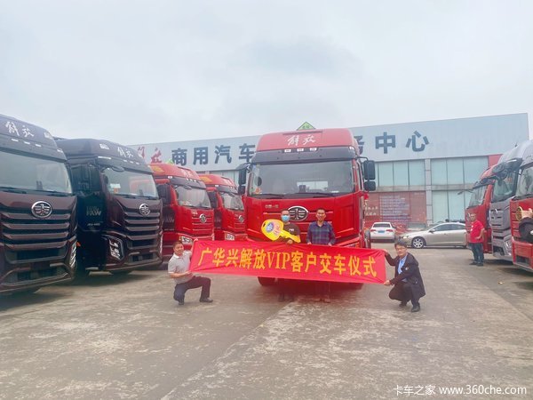 1台解放J6P危险品牵引车成功交付客户