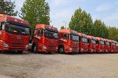 聊城铭锋恭喜两位老板 喜提JH5牵引车