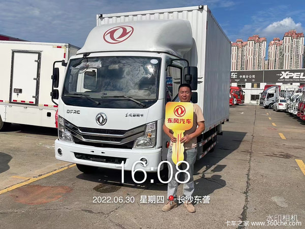 恭喜两位老板 喜提多利卡D6载货车 财源滚滚