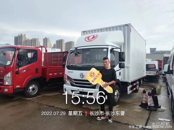 恭喜两位老板 喜提多利卡D6载货车 发财