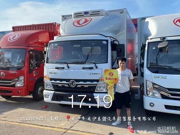 恭喜两位老板 喜提多利卡D6载货发财车