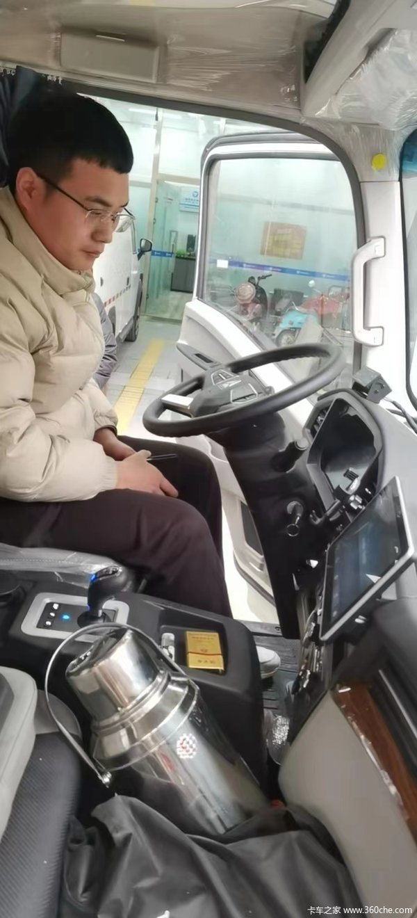 十次相亲九次黄,每次都赖丈母娘。你若买台豪沃车,阿妹何愁嫁阿郎。