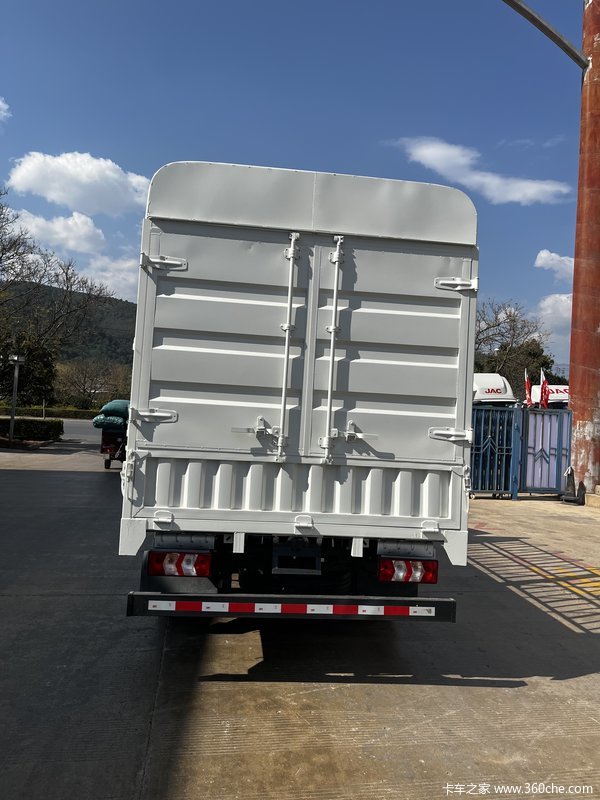 骏铃V5副变数批量到车、欢迎新老客户前来试乘试驾!
