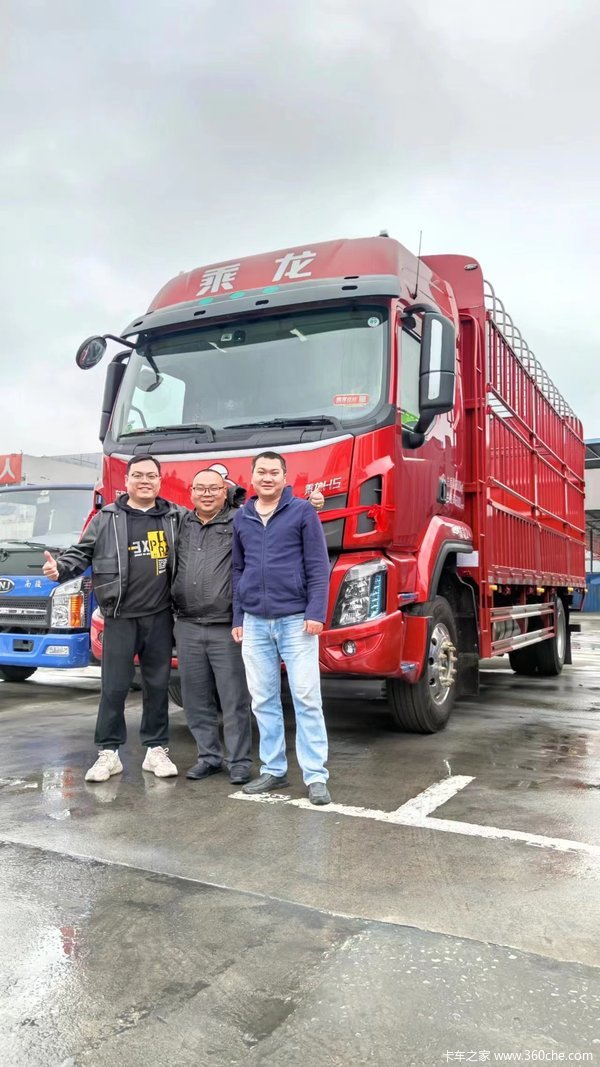 吉日交车 恭喜陈哥喜提第一台乘龙6.8 全国车型了解了个遍 还是